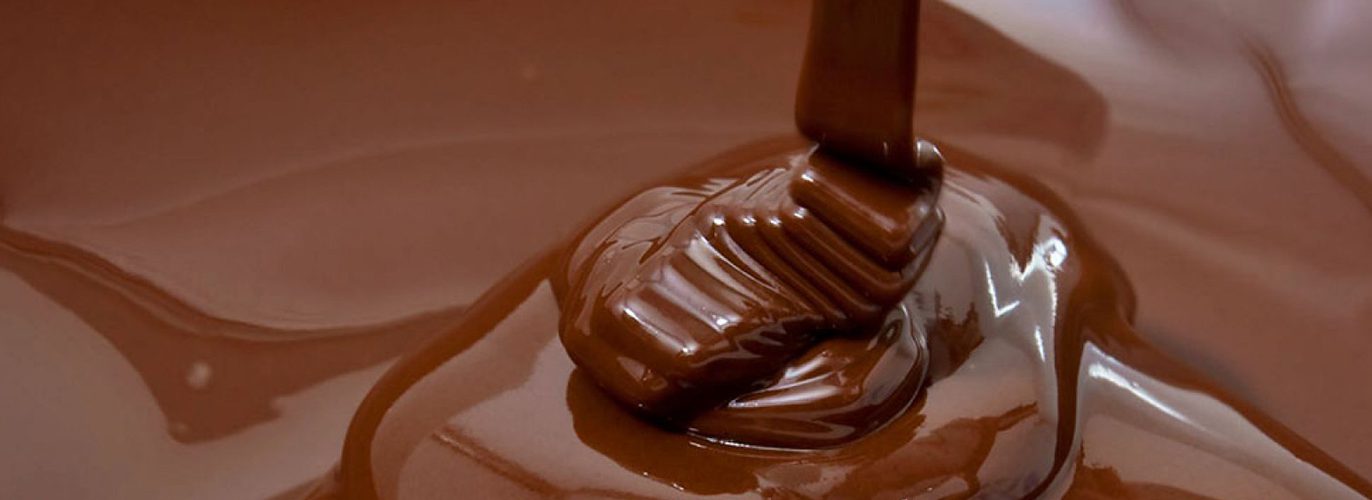 Smält choklad som rinner ner på en samling av mer smält choklad